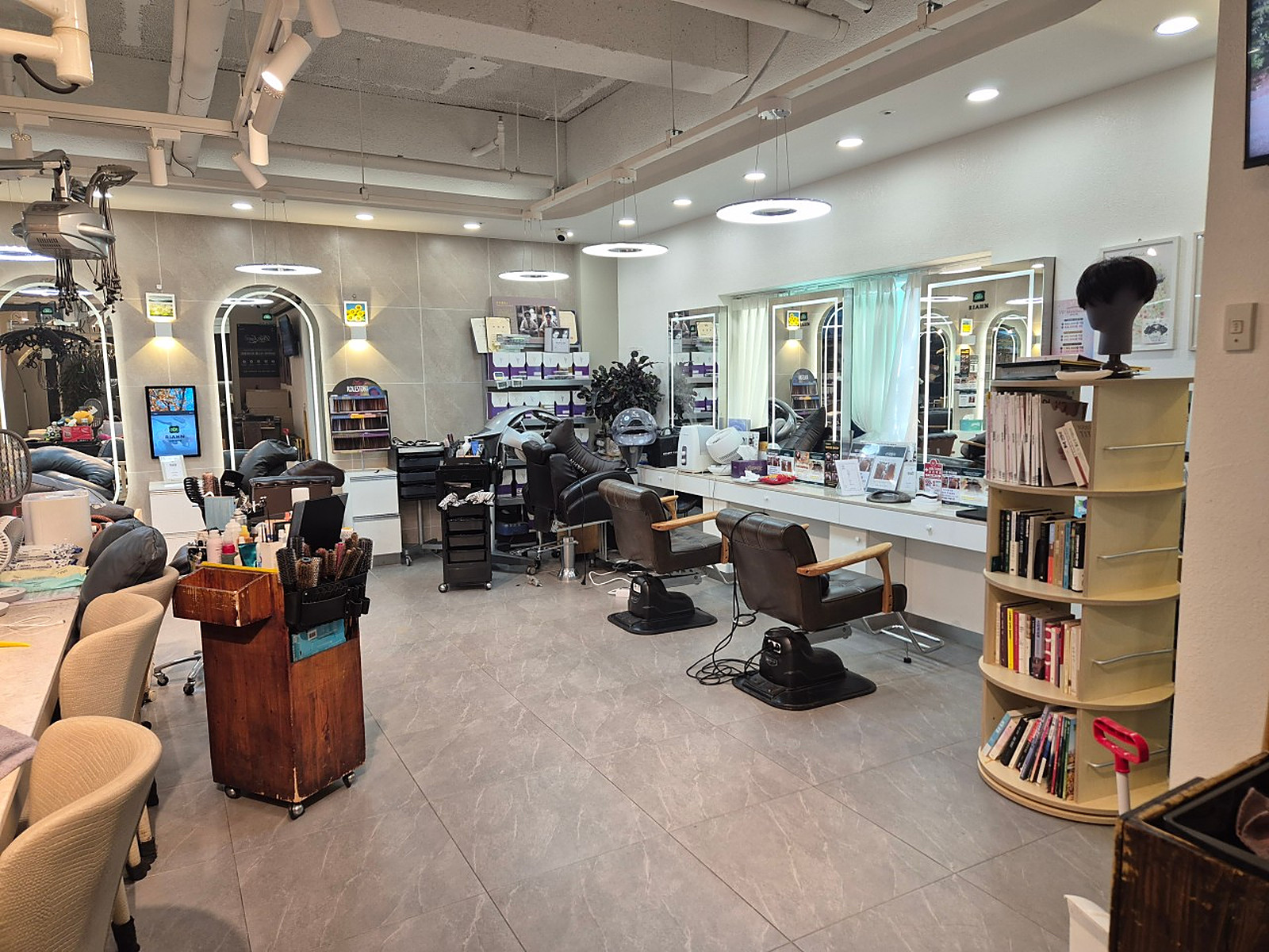 Salon interior (Salon) at RIAHN Hair Balsan, Balsan Station, Gangseo-gu, Seoul